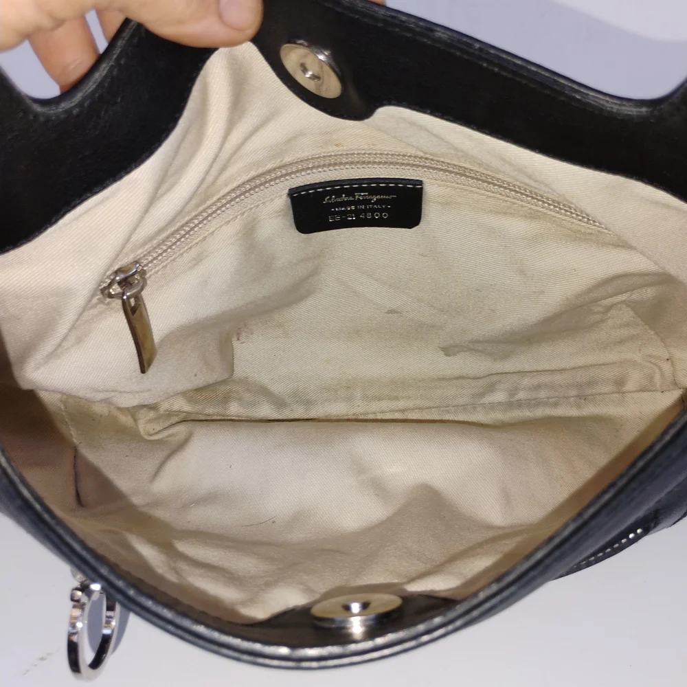 SALVATORE FERRAGAMO Gancini Shoulder Bag Leather Black EE-21 4800
